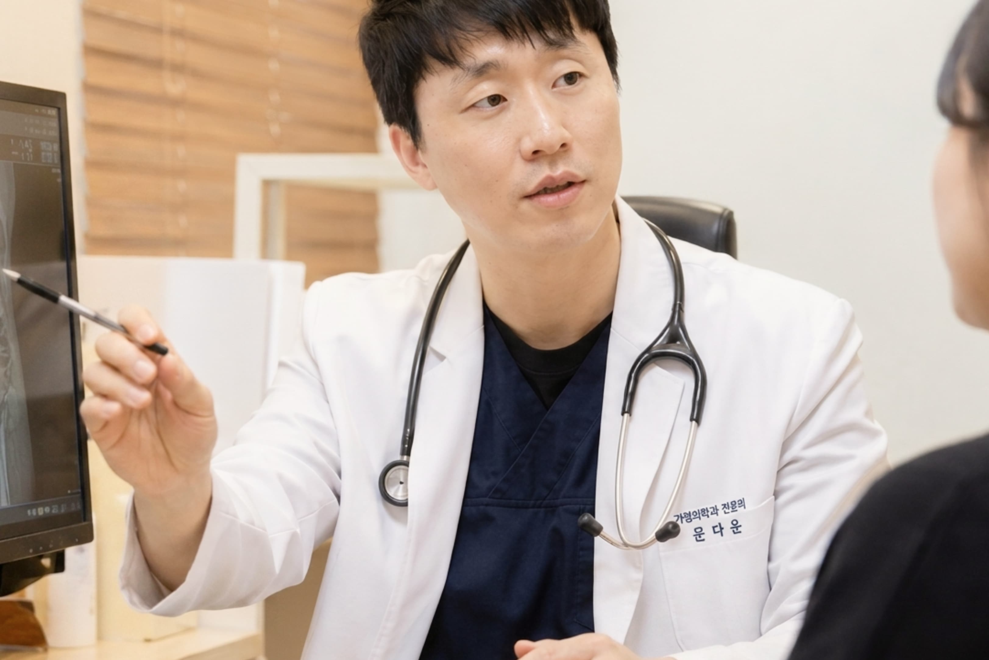 환자를 바라보며 모니터 화면의 검사 결과를 설명하는 문다운 원장