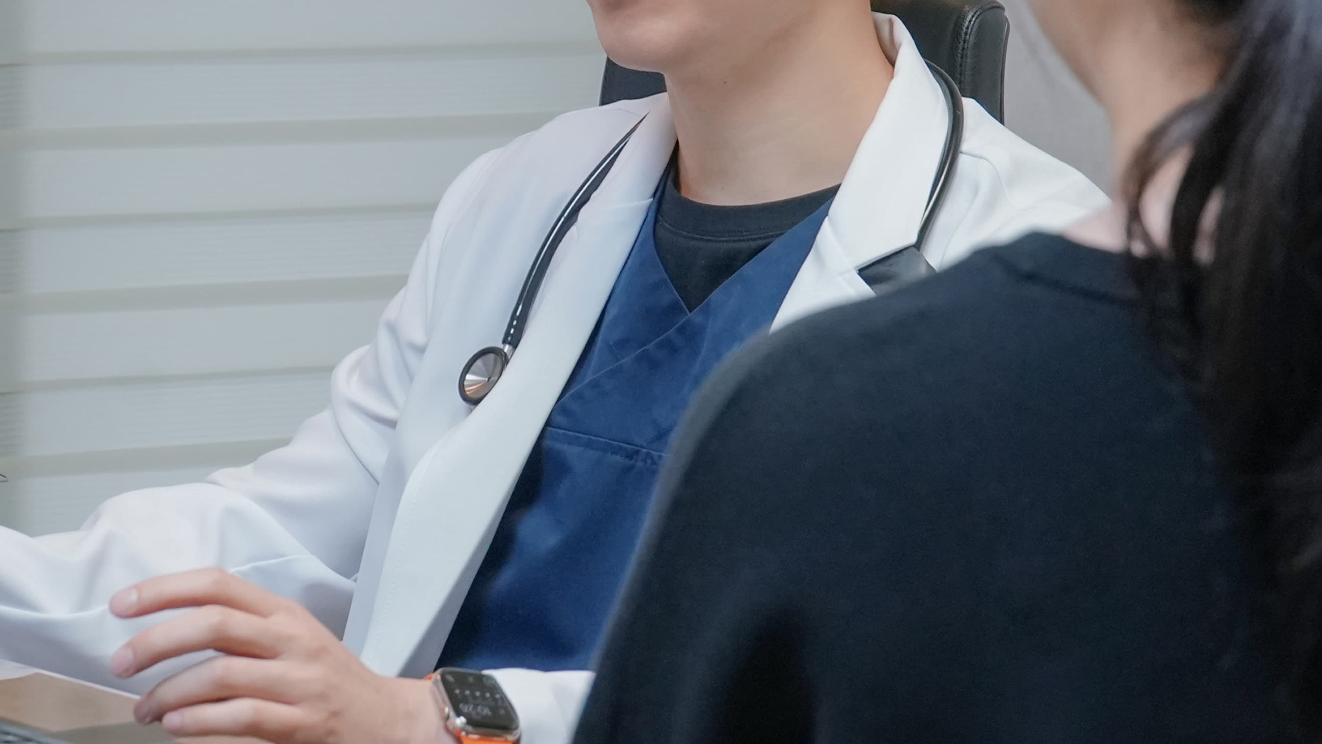진료실 책상에 앉은 문다은 원장이 마우스를 잡은 채 환자와 마주 앉아 상담하는 모습